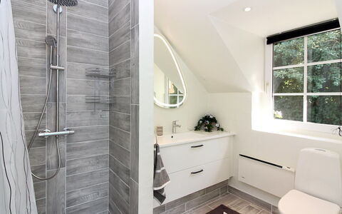 Erra - 250M from the Sea: Salle De Bains, Luminaire Plomberie, Sol, Design Intérieur, Armoire De Toilette, Sol, Robinet, Plomberie, Lavabo, Évier
