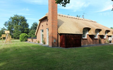 Erra - 250M from the Sea: Bois, Maison, Chalet, Domicile, Toit, Zone Rurale, Siding, Cabane En Rondins, Batiments Jardin, Dur