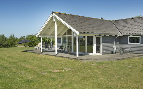 Bolli - 1.1Km from the Sea: Toit, Domicile, Porte, Chalet, Ombre, Siding, Cour, Biens, Arrière-Cour