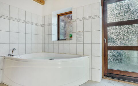 Dora - 180M from the Sea: Sol, Design Intérieur, Baignoire, Luminaire Plomberie, Sol, Salle De Bains, Plafond, Plomberie, Pièce, Robinet