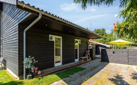 Gabi - 700M from the Sea: Herbe, Arbuste, Maison, Jardin, Domicile, Chalet, Lot Terre, Pelouse, Couverture De Sol