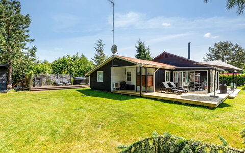 Gabi - 700M from the Sea: Herbe, Arbuste, Maison, Jardin, Domicile, Chalet, Lot Terre, Pelouse, Couverture De Sol