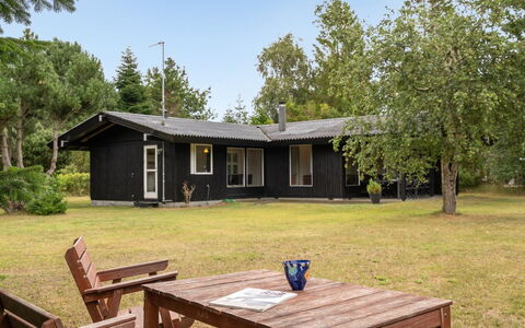 Elja - 600M from the Sea: Bois, Maison, Chalet, Domicile, Toit, Zone Rurale, Siding, Cabane En Rondins, Batiments Jardin, Dur