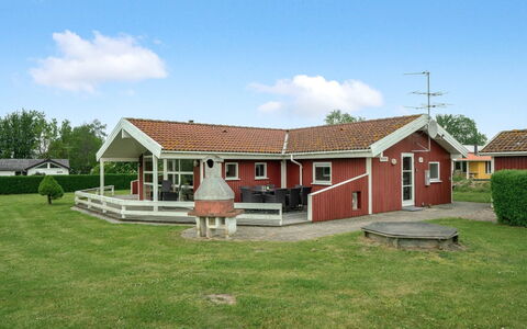 Folke - 250M from the Sea: Toit, Domicile, Chalet, Siding, Ombre, Ferme, Biens, Allée, Batiments Jardin, Cour