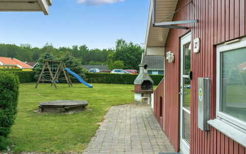 Folke - 250M from the Sea: Toit, Domicile, Chalet, Siding, Ombre, Ferme, Biens, Allée, Batiments Jardin, Cour