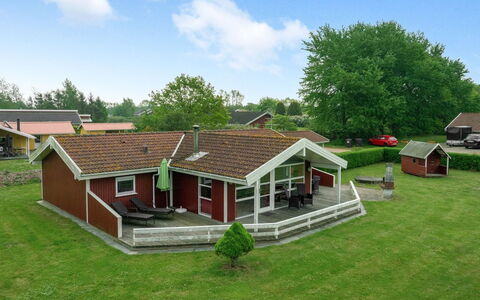 Folke - 250M from the Sea: Toit, Domicile, Chalet, Siding, Ombre, Ferme, Biens, Allée, Batiments Jardin, Cour