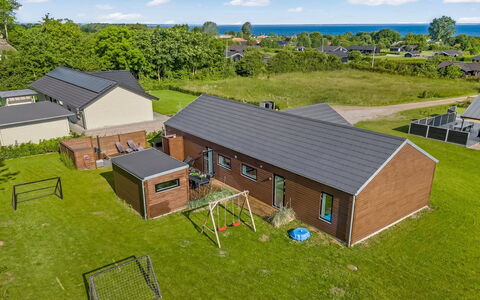 Gojana - 400M from the Sea: Toit, Domicile, Chalet, Siding, Ombre, Ferme, Biens, Allée, Batiments Jardin, Cour