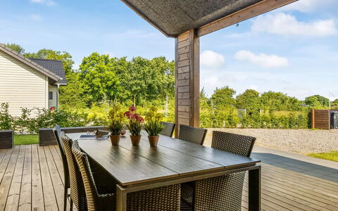 Gojana - 400M from the Sea: Arbuste, Design Urbain, Couverture De Sol, Brique, Appartement, Biens, Brickwork, Balcon, Aménagement Paysager
