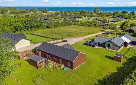 Gojana - 400M from the Sea: Arbuste, Design Urbain, Couverture De Sol, Brique, Appartement, Biens, Brickwork, Balcon, Aménagement Paysager