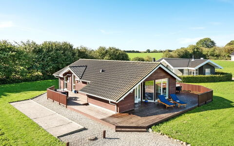 Alexis - 250M from the Sea: Toit, Domicile, Chalet, Siding, Ombre, Ferme, Biens, Allée, Batiments Jardin, Cour
