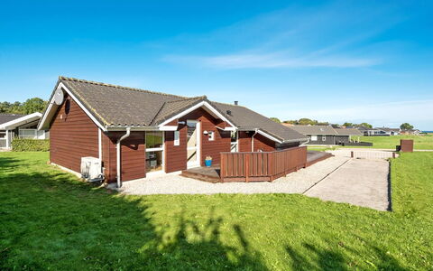 Alexis - 250M from the Sea: Toit, Domicile, Chalet, Siding, Ombre, Ferme, Biens, Allée, Batiments Jardin, Cour