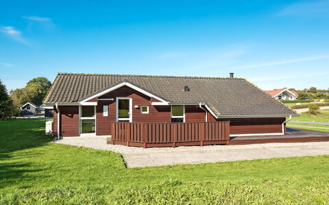 Alexis - 250M from the Sea: Toit, Domicile, Chalet, Siding, Ombre, Ferme, Biens, Allée, Batiments Jardin, Cour