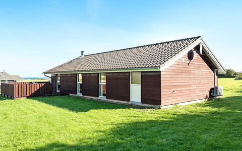 Alexis - 250M from the Sea: Toit, Domicile, Chalet, Siding, Ombre, Ferme, Biens, Allée, Batiments Jardin, Cour