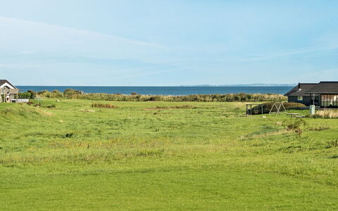 Alexis - 250M from the Sea: Toit, Domicile, Chalet, Siding, Ombre, Ferme, Biens, Allée, Batiments Jardin, Cour