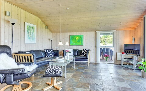 Alexis - 250M from the Sea: Bois, Meubles, Salon, Domicile, Canapé, Chalet, Plafond, Chaise, Dur