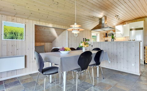 Alexis - 250M from the Sea: Bois, Design Intérieur, Plafond, Sol, Meubles, Luminaire, Comptoir, Cuisine, Domicile, Table Cuisine Et Salle A Manger