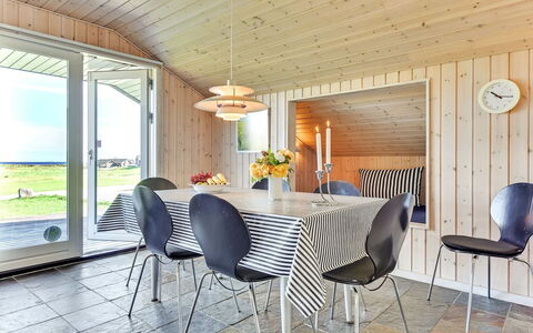 Alexis - 250M from the Sea: Meubles, Bois, Design Intérieur, Table Cuisine Et Salle A Manger, Table, Chaise, Sol, Salle À Manger, Plafond, Sol