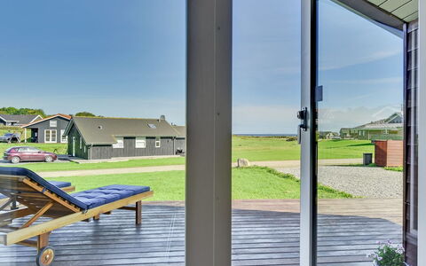 Alexis - 250M from the Sea: Porte, Porche, Chalet, Ombre, Accueil Porte, Plate-Forme, Biens, Siding, Dur, Chaise