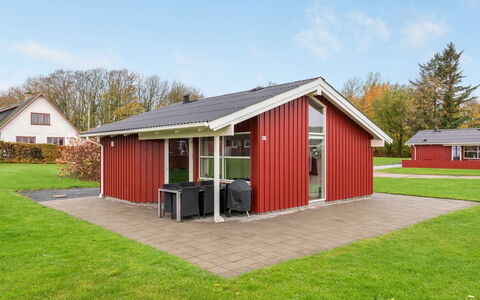 Helga - 100M from the Sea: Maison, Chalet, Toit, Batiments Jardin, Ombre, Cabanon, Arrière-Cour, Mobilier De Jardin, Cour, Pelouse