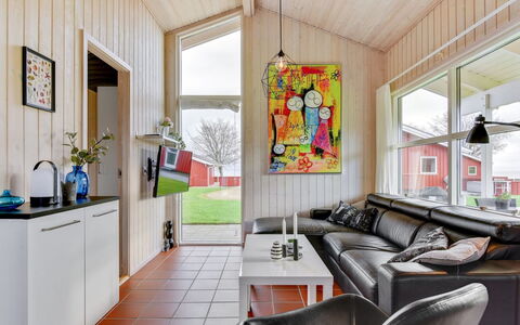 Helga - 100M from the Sea: Maison, Chalet, Toit, Batiments Jardin, Ombre, Cabanon, Arrière-Cour, Mobilier De Jardin, Cour, Pelouse