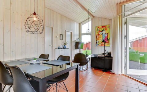 Helga - 100M from the Sea: Maison, Chalet, Toit, Batiments Jardin, Ombre, Cabanon, Arrière-Cour, Mobilier De Jardin, Cour, Pelouse