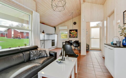 Helga - 100M from the Sea: Maison, Chalet, Toit, Batiments Jardin, Ombre, Cabanon, Arrière-Cour, Mobilier De Jardin, Cour, Pelouse