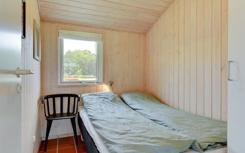Helga - 100M from the Sea: Mur, Bois, Chambre, Sol, Sol, Plafond, Lit, Drap De Lit, Design Intérieur, Cadre De Lit