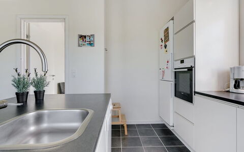 Hathulf - 700M from the Sea: Cuisine, Comptoir, Appareil De Cuisine, Sol, Design Intérieur, Principaux Appliance, Cabinetry, Sol, Evier, Luminaire Plomberie