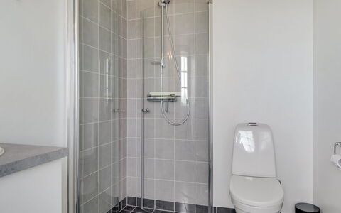 Hathulf - 700M from the Sea: Mur, Sol, Salle De Bains, Luminaire Plomberie, Sol, Toilette, Siège De Toilette, Design Intérieur, Plomberie, Tuile