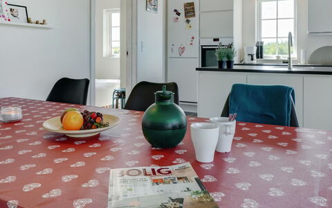 Hathulf - 700M from the Sea: Meubles, Design Intérieur, Sol, Table, Table Cuisine Et Salle A Manger, Vaisselle, Sol, Chaise, Salle À Manger, Pièce