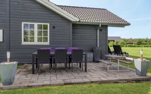 Hathulf - 700M from the Sea: Bois, Siding, Domicile, Maison, Chalet, Porte, Toit, Porche, Couverture De Sol, Jardin