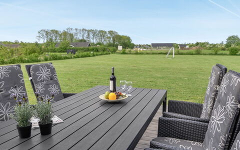 Hathulf - 700M from the Sea: Meubles, Mobilier De Jardin, Tableau De Plein Air, Dur, Jardin, Chaise, Planche, Patio, Tache De Bois, Ombre