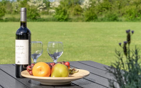 Hathulf - 700M from the Sea: Vaisselle, Meubles, Table, Bouteille, Serveware, Drinkware, Mobilier De Jardin, Aliments, Tableau De Plein Air