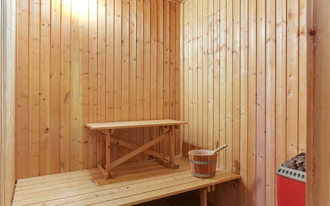 Ingebore - 350M from the Sea: Toit, Domicile, Chalet, Siding, Ombre, Ferme, Biens, Allée, Batiments Jardin, Cour