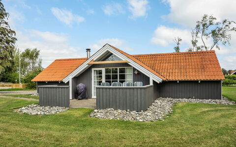 Gidske - 300M from the Sea: Toit, Domicile, Chalet, Siding, Ombre, Ferme, Biens, Allée, Batiments Jardin, Cour