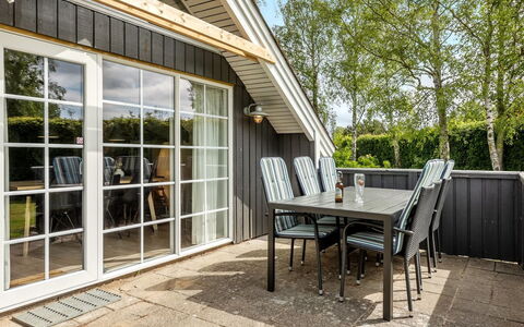 Gidske - 300M from the Sea: Toit, Domicile, Chalet, Siding, Ombre, Ferme, Biens, Allée, Batiments Jardin, Cour