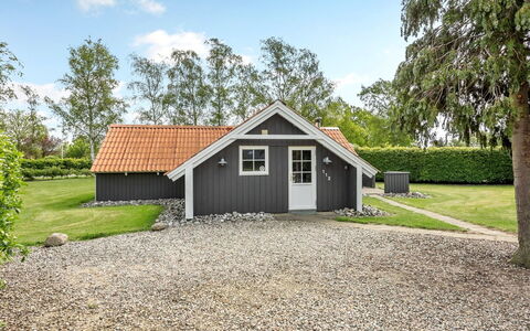 Gidske - 300M from the Sea: Toit, Domicile, Chalet, Siding, Ombre, Ferme, Biens, Allée, Batiments Jardin, Cour