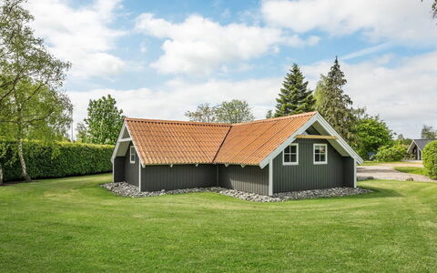 Gidske - 300M from the Sea: Toit, Domicile, Chalet, Siding, Ombre, Ferme, Biens, Allée, Batiments Jardin, Cour