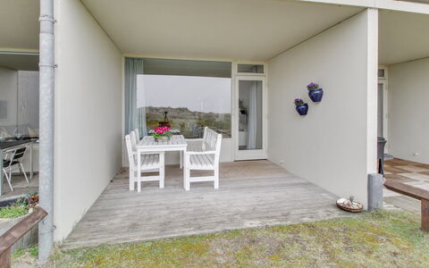Raimo - 50M from the Sea: Sol, Sol, Plafond, Béton, Cour, Chaise, Ombre, Daylighting, Balcon, Aménagement Paysager