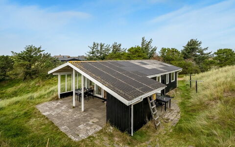 Senta - 200M from the Sea: Arbuste, Design Urbain, Couverture De Sol, Brique, Appartement, Biens, Brickwork, Balcon, Aménagement Paysager