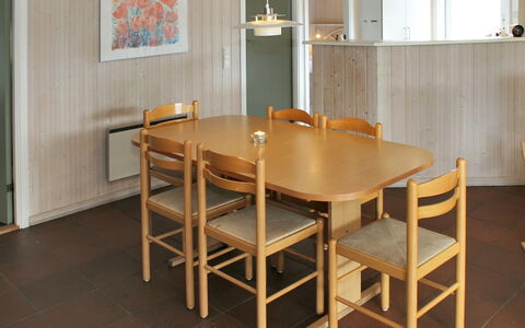 Aasa - 200M from the Sea: Meubles, Sol, Sol, Bois, Design Intérieur, Table, Salle À Manger, Table Cuisine Et Salle A Manger, Chaise, Éclairage