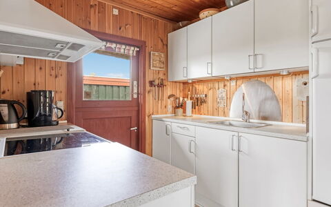 Larsen - 900M from the Sea: Bois, Cuisine, Sol, Comptoir, Sol, Cabinetry, Principaux Appliance, Plafond, Appareil De Cuisine, Tache De Bois
