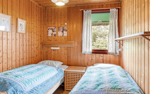 Larsen - 900M from the Sea: Chambre, Lit, Design Intérieur, Bois, Sol, Drap De Lit, Plafond, Sol, Literie, Meubles