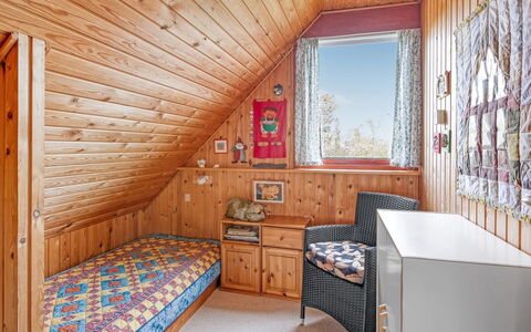 Larsen - 900M from the Sea: Bois, Meubles, Design Intérieur, Chambre, Plafond, Pièce, Sol, Domicile, Sol, Lit