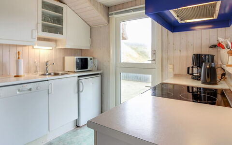 Telia - 250M from the Sea: Bois, Plafond, Sol, Cuisine, Sol, Comptoir, Design Intérieur, Luminaire Plomberie, Principaux Appliance, Meubles