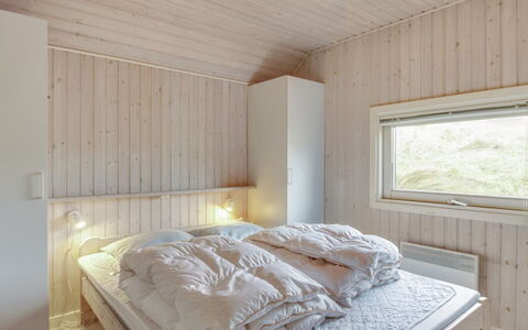 Telia - 250M from the Sea: Design Intérieur, Bois, Plafond, Chambre, Sol, Lit, Pièce, Sol, Éclairage, Literie