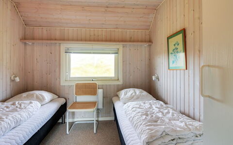 Telia - 250M from the Sea: Bois, Chambre, Lit, Drap De Lit, Literie, Sol, Design Intérieur, Plafond, Cadre De Lit, Pièce