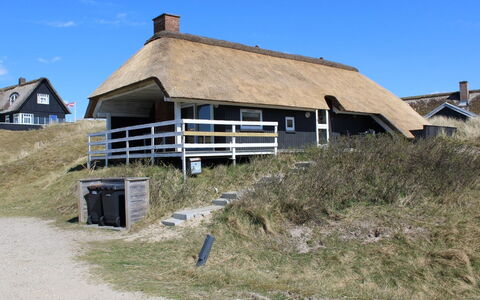 Telia - 250M from the Sea: Toit, Domicile, Chalet, Siding, Ombre, Ferme, Biens, Allée, Batiments Jardin, Cour