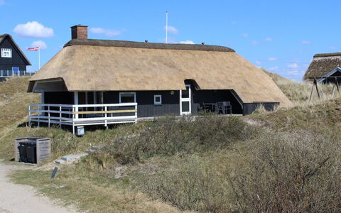 Telia - 250M from the Sea: Toit, Domicile, Chalet, Siding, Ombre, Ferme, Biens, Allée, Batiments Jardin, Cour