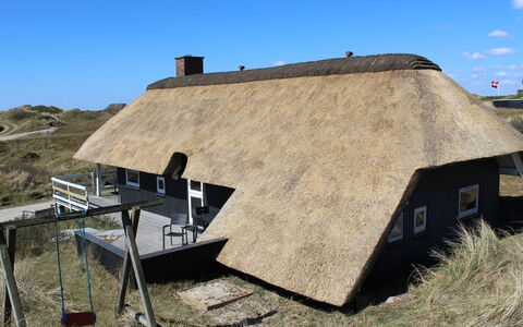 Telia - 250M from the Sea: Toit, Domicile, Chalet, Siding, Ombre, Ferme, Biens, Allée, Batiments Jardin, Cour